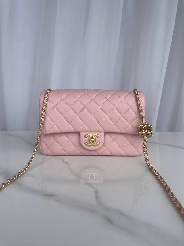 品牌:Chanel型号:As5756粉色简介:原单质量，经典之作，华丽与气质的前沿，是你意想不到的尊贵。皮种:原单进口小羊皮皮，里配原版小羊皮。五金:原版五金配