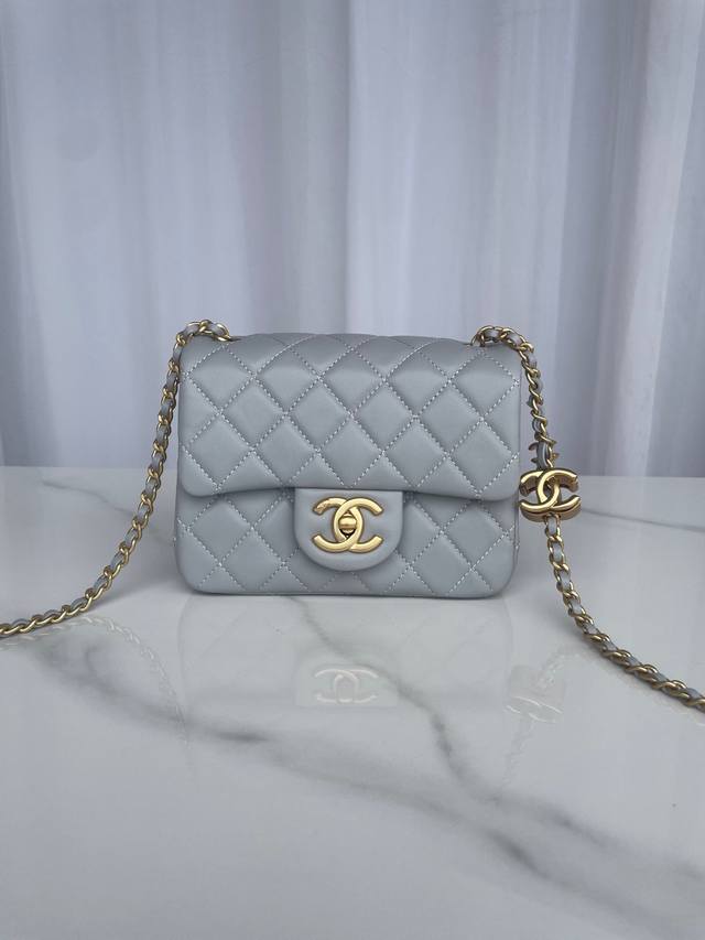 品牌:Chanel型号:As5758灰色简介:原单质量，经典之作，华丽与气质的前沿，是你意想不到的尊贵。皮种:原单进口小羊皮皮，里配原版小羊皮。五金:原版五金配