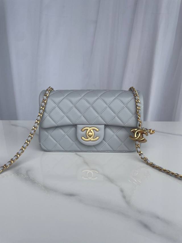 品牌:Chanel型号:As5759灰色简介:原单质量，经典之作，华丽与气质的前沿，是你意想不到的尊贵。皮种:原单进口小羊皮皮，里配原版小羊皮。五金:原版五金配