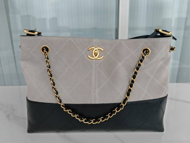 品牌:Chanel型号:As5634简介:原单质量,经典之作,华丽与气质的前沿,是你意想不到的尊贵。皮种:原单进口羊皮,里配原版布。五金:原版五金配制尺寸36C 品牌:Chanel型号:As5634简介:原单质量,经典之作,华丽与气质的前沿,是你意想不到的尊贵。皮种:原单进口羊皮,里配原版布。五金:原版五金配制尺寸36C