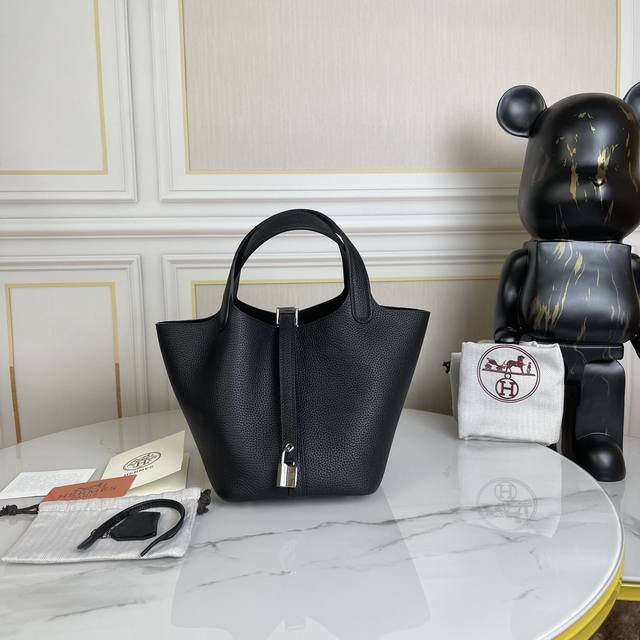 黑色| 一个爱马仕中的独特存在_ 自从2002年上市,这只被戏称为“菜篮子”的包包风靡至今 ▏轻便、耐磨又防水,贴近生活的设计 ▏ 没有一个入门级Picotin 黑色| 一个爱马仕中的独特存在_ 自从2002年上市,这只被戏称为“菜篮子”的包包风靡至今 ▏轻便、耐磨又防水,贴近生活的设计 ▏ 没有一个入门级Picotin