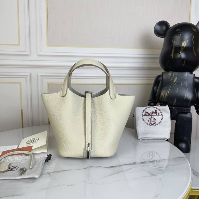 奶昔白｜ 一个爱马仕中的独特存在_ 自从2002年上市，这只被戏称为“菜篮子”的包包风靡至今 ▏轻便、耐磨又防水，贴近生活的设计 ▏ 没有一个入门级Picoti