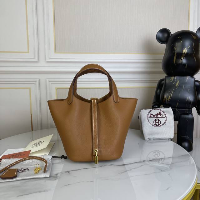 金棕｜ 一个爱马仕中的独特存在_ 自从2002年上市，这只被戏称为“菜篮子”的包包风靡至今 ▏轻便、耐磨又防水，贴近生活的设计 ▏ 没有一个入门级Picotin