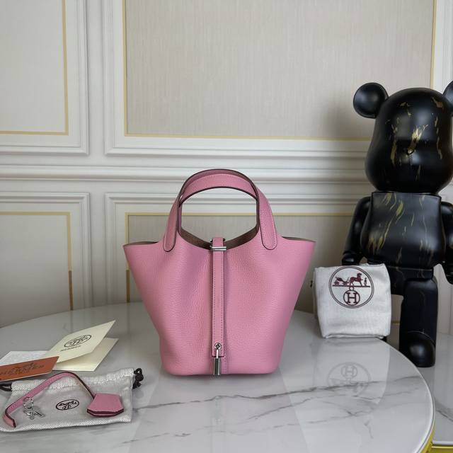 樱花粉｜ 一个爱马仕中的独特存在_ 自从2002年上市，这只被戏称为“菜篮子”的包包风靡至今 ▏轻便、耐磨又防水，贴近生活的设计 ▏ 没有一个入门级Picoti