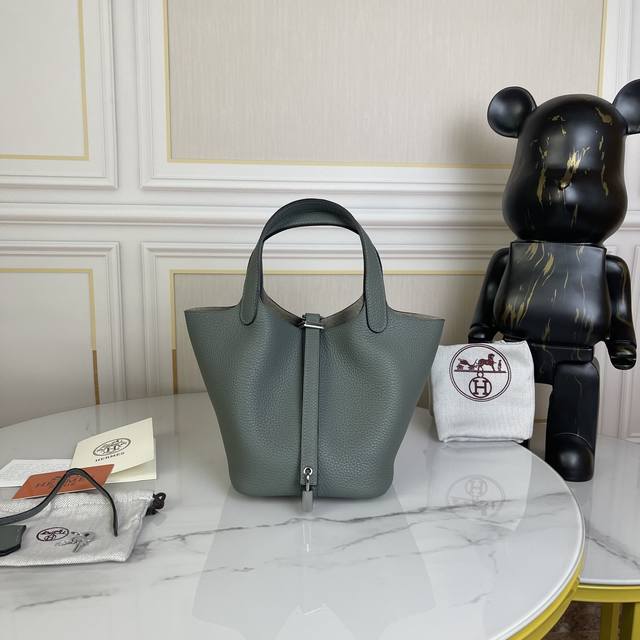 杏仁绿｜ 一个爱马仕中的独特存在_ 自从2002年上市，这只被戏称为“菜篮子”的包包风靡至今 ▏轻便、耐磨又防水，贴近生活的设计 ▏ 没有一个入门级Picoti