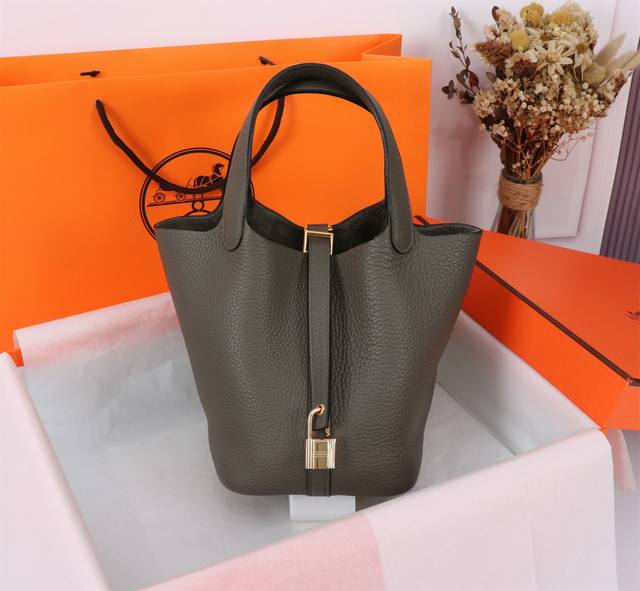 锡器灰 手工蜜腊线+Tc皮 18Cm：22Cm一个爱马仕中的独特存在. ▏轻便、耐磨又防水，贴近生活的设计 ▏ 自从2002年上市，这只被戏称为“菜篮子”的包包