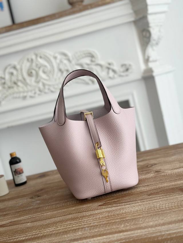 Picotin 菜篮子 颜色：3Q粉、金扣 进口Tc头层牛皮 半手工缝制收口 蜜蜡线缝制 尺寸：18Cm