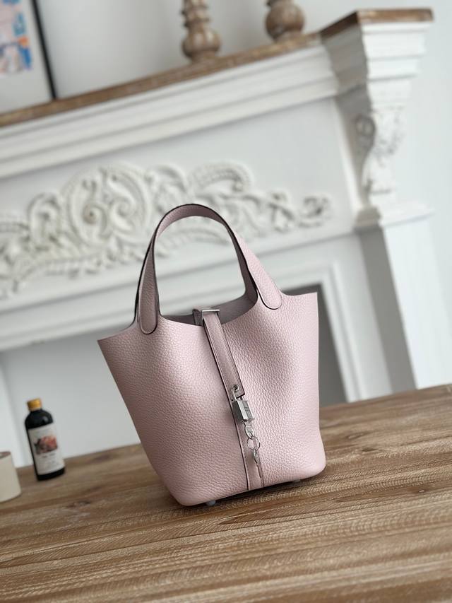 Picotin 菜篮子 颜色：3Q粉、银扣 进口Tc头层牛皮 半手工缝制收口 蜜蜡线缝制 尺寸：18Cm