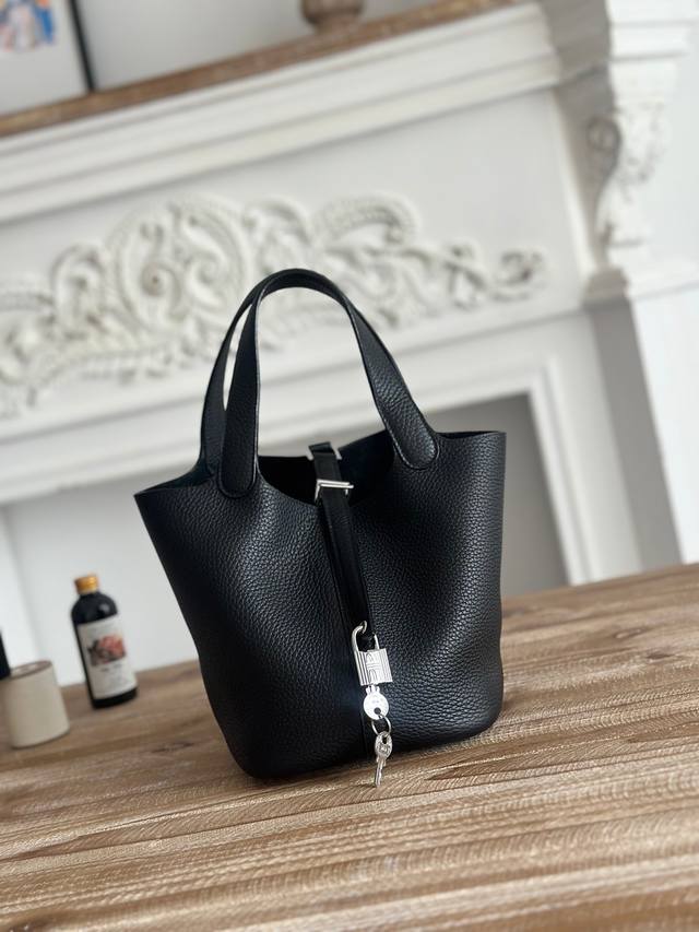 Picotin 菜篮子 颜色：黑色、银扣 进口Tc头层牛皮 半手工缝制收口 蜜蜡线缝制 尺寸：18Cm