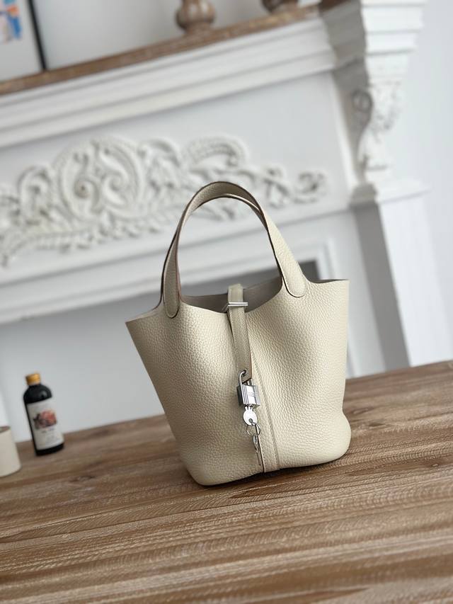 Picotin 菜篮子 颜色:奶昔白、银扣 进口Tc头层牛皮 半手工缝制收口 蜜蜡线缝制 尺寸:18Cm Picotin 菜篮子 颜色:奶昔白、银扣 进口Tc头层牛皮 半手工缝制收口 蜜蜡线缝制 尺寸:18Cm