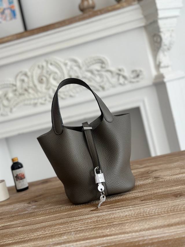 Picotin 菜篮子 颜色：锡灰灰、银扣 进口Tc头层牛皮 半手工缝制收口 蜜蜡线缝制 尺寸：18Cm