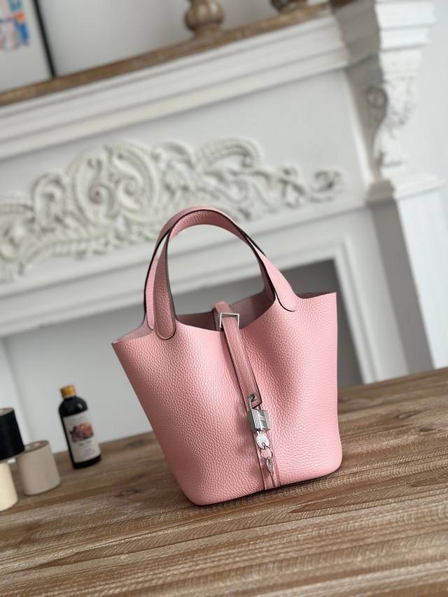 Picotin 菜篮子 颜色：奶昔粉、银扣 进口Tc头层牛皮 半手工缝制收口 蜜蜡线缝制 尺寸：18Cm