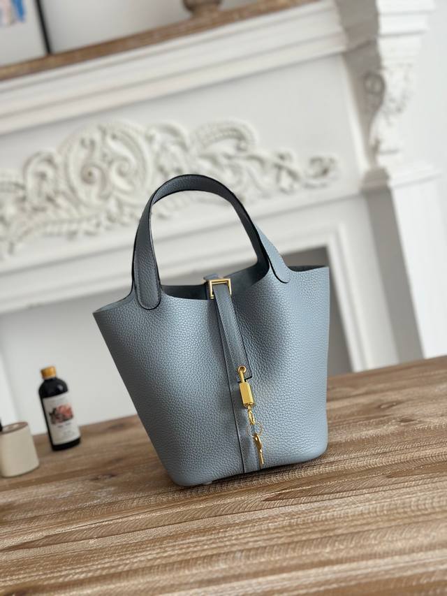 Picotin 菜篮子 颜色：亚玛兰、金扣 进口Tc头层牛皮 半手工缝制收口 蜜蜡线缝制 尺寸：18Cm