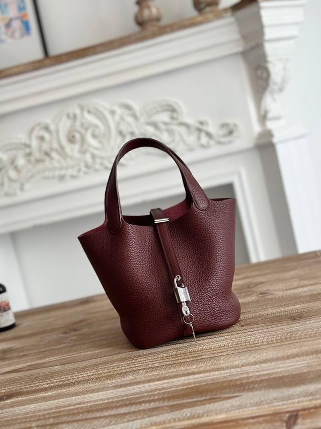 Picotin 菜篮子 颜色:枣红色、银扣 进口Tc头层牛皮 半收工缝制收口 蜜蜡线缝制 尺寸:18Cm Picotin 菜篮子 颜色:枣红色、银扣 进口Tc头层牛皮 半收工缝制收口 蜜蜡线缝制 尺寸:18Cm