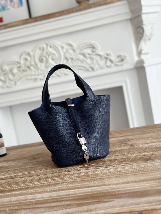 Picotin 菜篮子 颜色:宝石兰、银扣 进口Tc头层牛皮 半收工缝制收口 蜜蜡线缝制 尺寸:18Cm Picotin 菜篮子 颜色:宝石兰、银扣 进口Tc头层牛皮 半收工缝制收口 蜜蜡线缝制 尺寸:18Cm