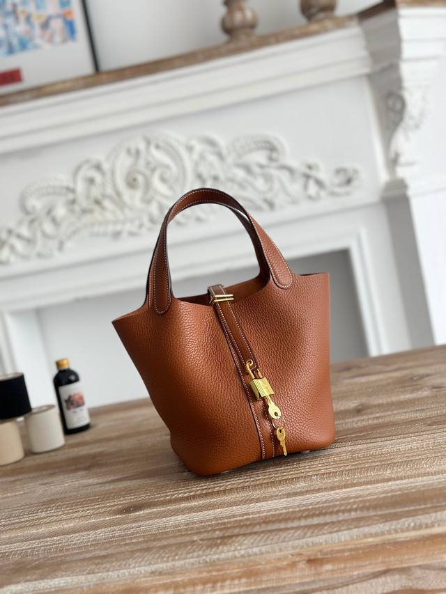 Picotin 菜篮子 颜色：金棕、金扣 进口Tc头层牛皮 半收工缝制收口 蜜蜡线缝制 尺寸：18Cm