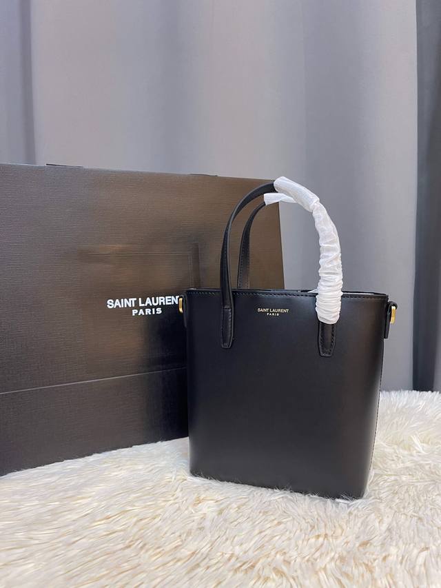 平纹款 迷你Bag 第一,它包身够小够可爱 第二,它容量够大够能装 第三,它鳄鱼纹压纹够抗造 就冲这三点,几乎没有哪个小可爱能打得过它! 小手提可拆卸肩带的设计 平纹款 迷你Bag 第一,它包身够小够可爱 第二,它容量够大够能装 第三,它鳄鱼纹压纹够抗造 就冲这三点,几乎没有哪个小可爱能打得过它! 小手提可拆卸肩带的设计