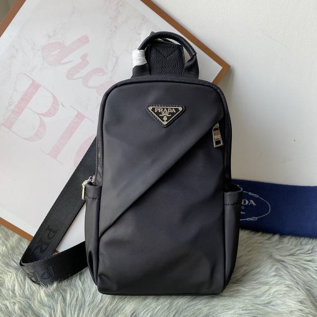 顶级老鼠高端狠货 最新火爆款普拉达胸包、大量出货啦,原单货纸上谈兵吹牛皮的咱不会，请让狠货说话。顶级进口降落伞布皮，超高清Logo标志、高端专柜五金、专用高档里