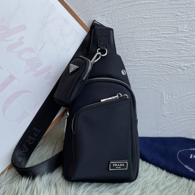 普拉达最新款式，男士胸包原单品质 采用进口尼龙布材质轻便，舒适，质感柔滑，手感细腻 高贵五金 低调奢华有内涵 时尚休闲帅气 方便实用，怎么看都是那么酷帅美，走在