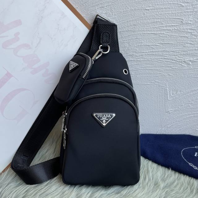 普拉达最新款式，男士胸包原单品质 采用进口尼龙布材质轻便，舒适，质感柔滑，手感细腻 高贵五金 低调奢华有内涵 时尚休闲帅气 方便实用，怎么看都是那么酷帅美，走在