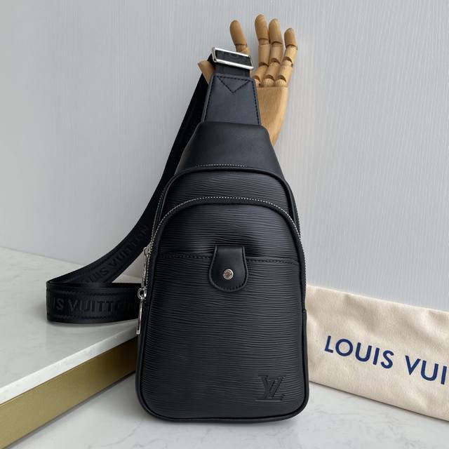 原单 搭配头层胎牛皮 路易威登-最新款男士胸包原单品质 官网同步 手感超赞 原装五金 独特的设计风格 完美至极 细节做工精致 大气中有内涵 高端上档次 高品质