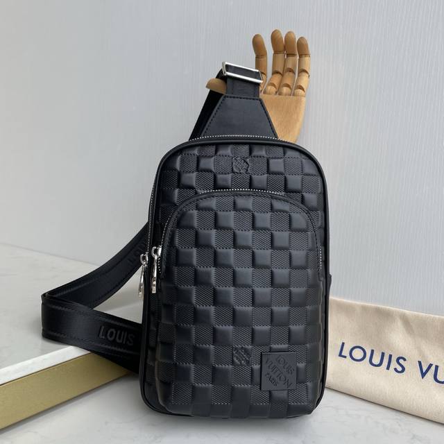 新款路易威登Lv胸包 进口原版头层牛皮，顶级男士高端，原版皮。名师设计，资深裁缝手感超赞上身效果极佳设计理念独特，献给绅士的你，实物拍摄．触摸可及的效果[微笑]