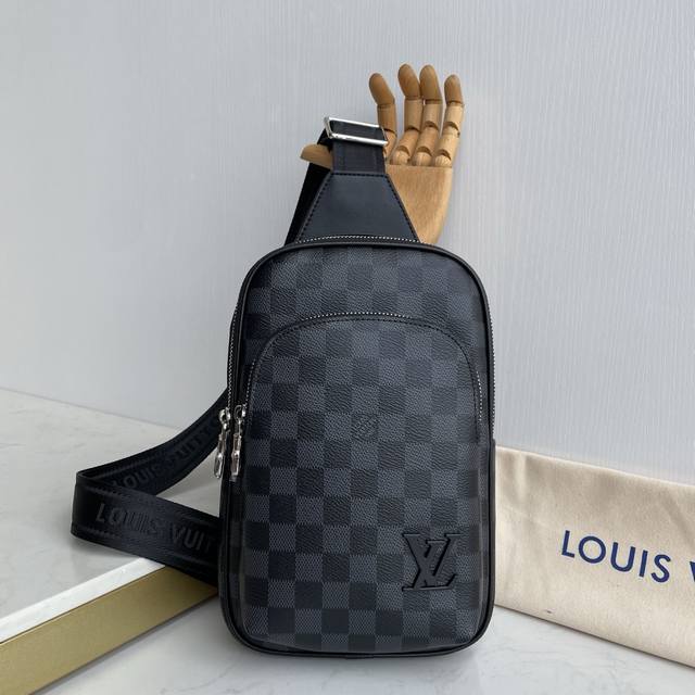 新款路易威登Lv胸包 进口台湾料配进口牛皮，顶级男士高端，原版皮。名师设计，资深裁缝手感超赞上身效果极佳设计理念独特，献给绅士的你，实物拍摄．触摸可及的效果[微