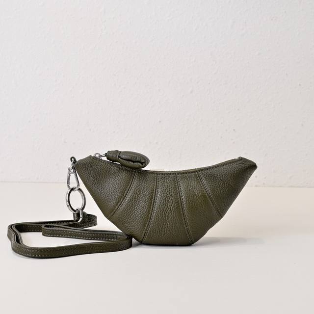 超迷你牛角零钱包，可可爱爱 到了迷你包发挥魅力的季节了 日常拍照或服饰搭配的墙裂推荐买一个，挂在其他大包上面做配饰包也很不错，点睛之笔， 真的太爱了 容量仅限气