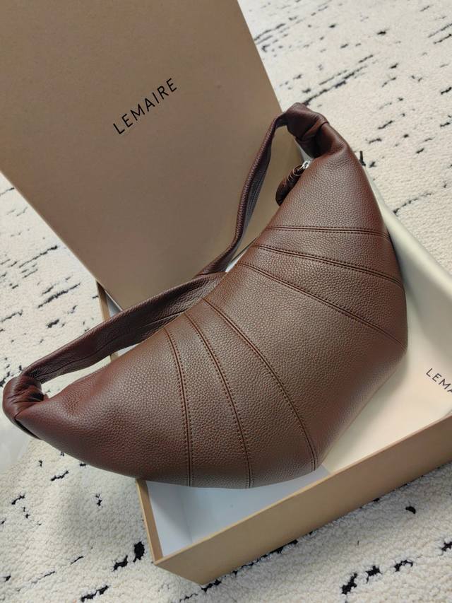 Lemaire牛皮牛角包荔枝纹核桃色中号 Croissant牛角包早已成为Lemaire最为经典的包款,酷似牛角包的外形也极具辨识度。优雅利落,清冷疏离的高级感 Lemaire牛皮牛角包荔枝纹核桃色中号 Croissant牛角包早已成为Lemaire最为经典的包款,酷似牛角包的外形也极具辨识度。优雅利落,清冷疏离的高级感