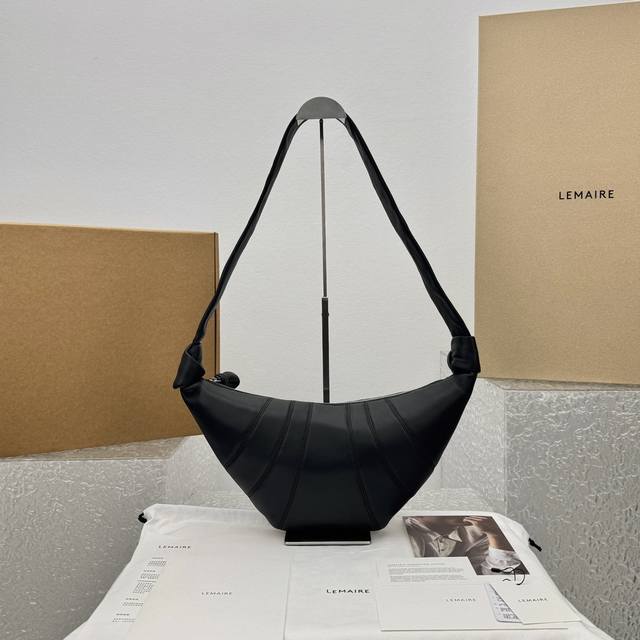 中号巧克力色 Christophe Lema Croissant Bag 牛角包 性冷淡风的Lemaire处女座法棍包 淡淡又柔和随性的美正是令人着迷的原因 各