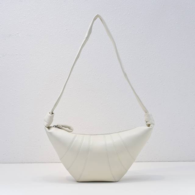 中号现货 Lemaire羊皮牛角包 Croissant牛角包早已成为Lemaire最为经典的包款,酷似牛角包的外形也极具辨识度。优雅利落,清冷疏离的高级感!细腻 中号现货 Lemaire羊皮牛角包 Croissant牛角包早已成为Lemaire最为经典的包款,酷似牛角包的外形也极具辨识度。优雅利落,清冷疏离的高级感!细腻