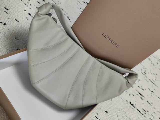 Lemaire牛皮牛角包荔枝纹鼠尾草绿中号 Croissant牛角包早已成为Lemaire最为经典的包款，酷似牛角包的外形也极具辨识度。优雅利落，清冷疏离的高级