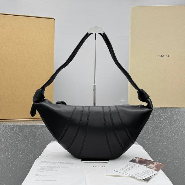 大号黑色 Christophe Lema Croissant Bag 牛角包 性冷淡风的Lemaire处女座法棍包 淡淡又柔和随性的美正是令人着迷的原因 各大网 大号黑色 Christophe Lema Croissant Bag 牛角包 性冷淡风的Lemaire处女座法棍包 淡淡又柔和随性的美正是令人着迷的原因 各大网