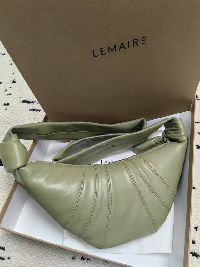 长手柄小号平纹绿 Christoe Lema Croissant Bag 牛角包 性冷淡风的Lemaire处女座法棍包 淡淡又柔和随性的美正是令人着迷的原因 今 长手柄小号平纹绿 Christoe Lema Croissant Bag 牛角包 性冷淡风的Lemaire处女座法棍包 淡淡又柔和随性的美正是令人着迷的原因 今