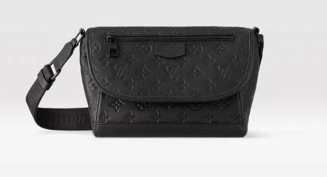 Pm14874压花牛皮原单头层变码芯片原单五金,型号:压花牛皮,Monogram Shadow 压纹小牛皮搭配黑色金属配件,为这款运动风十足的 Pulse 邮差 Pm14874压花牛皮原单头层变码芯片原单五金,型号:压花牛皮,Monogram Shadow 压纹小牛皮搭配黑色金属配件,为这款运动风十足的 Pulse 邮差