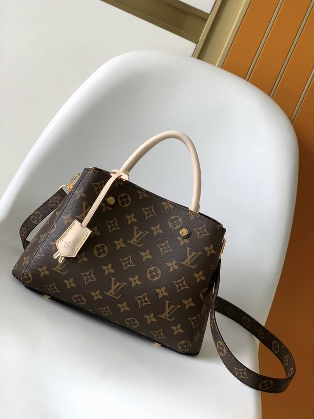 M41055 顶级原单 本款 Montaigne Bb 手袋以巴黎的典雅大道命名，以摩登笔触演绎实用功能。Monogram 帆布塑造玲珑构型，齐整隔层和口袋实现