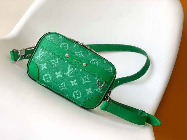 P顶级原单 M30997绿色 M82801蓝花 Nano Alpha 手袋为 Monogram Shadow 皮革含蓄压印 Monogram 图案，令紧凑构型展