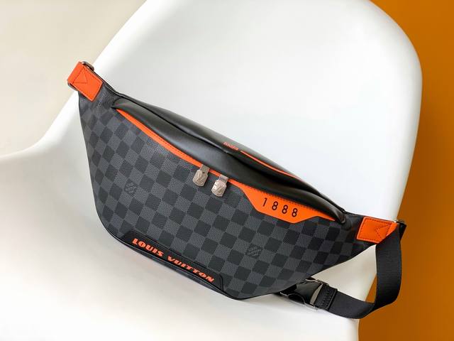 163C01 芯片 顶级原单 爆款 M40161 新款Bumbag腰包 由经典Monogram帆布裁制而成，饰有皮质贴牌，此款腰包可为运动造型增添纯正的时髦休闲