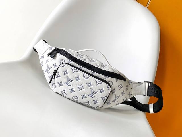 动态芯片 顶级原单 M25227 本款Rush腰包以Monogram Shadow牛皮革塑造贴身构型,其拉链前袋方便取放手机、钥匙和卡片。可调节背带通过滑钩束紧 动态芯片 顶级原单 M25227 本款Rush腰包以Monogram Shadow牛皮革塑造贴身构型,其拉链前袋方便取放手机、钥匙和卡片。可调节背带通过滑钩束紧