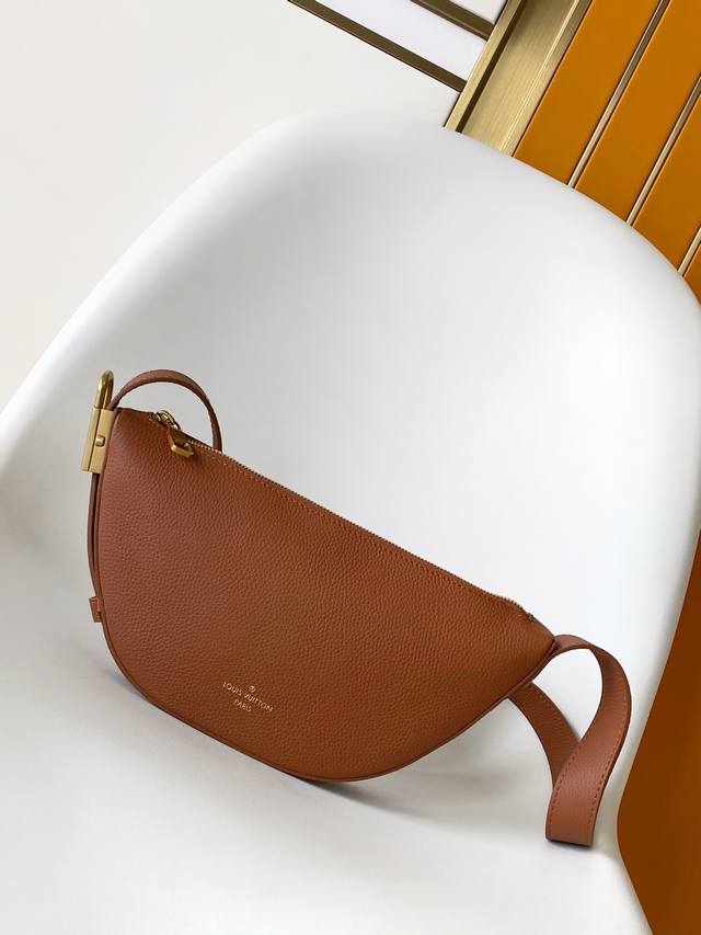 M83546棕色 M11429 黑色 Low Key采用现代简约设计，辅以极其柔软光滑的牛犊皮和精致的细节。这些措施包括Lv雕刻挂锁和麂皮小腿皮革衬里。这款随身