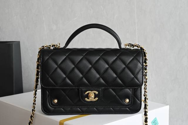 白金版正品级 包装如图 全新到货 秋冬 铆钉邮差包黑色 专柜售价购入开发~ 火热上线链条手提翻盖包 当菱格纹的温柔撞上铆钉的硬朗， 黑金配色里突然有了冲突的美感