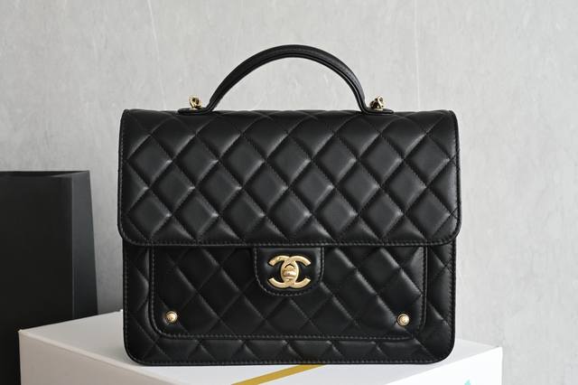 白金版正品级 包装如图 全新到货 秋冬 铆钉邮差双肩包黑色 专柜售价购入开发~ 火热上线铆钉双肩包 当菱格纹的温柔撞上铆钉的硬朗， 黑金配色里突然有了冲突的美感