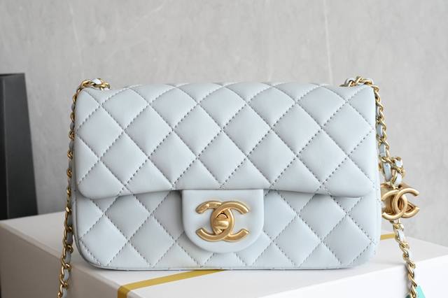 白金版正品级 包装如图 新品现货 双C扣口盖包 双C调节扣 大 Baby蓝 专柜售价购入开发 最新推出#双C链条口盖包大 具备元素造型有着性感迷人的气质 链条双