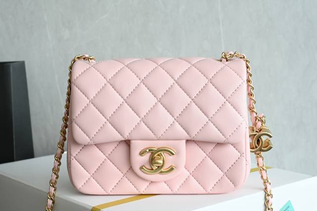 白金版正品级 包装如图 新品现货 双C扣口盖包 双C调节扣 粉色 专柜售价购入开发 最新推出#双C链条口盖包 具备元素造型有着性感迷人的气质 链条双C调节扣设计 白金版正品级 包装如图 新品现货 双C扣口盖包 双C调节扣 粉色 专柜售价购入开发 最新推出#双C链条口盖包 具备元素造型有着性感迷人的气质 链条双C调节扣设计