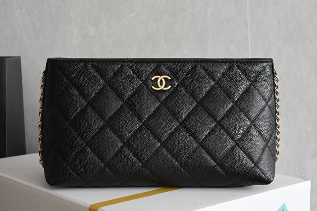 白金版正品级 包装如图 手拿洗漱包 专柜售价购入开发 时髦而小巧的手拿包系列，作为一个手包，它做到多功能的使用且颜值满分，功能多样，即可作为旅行袋放在包中，亦可