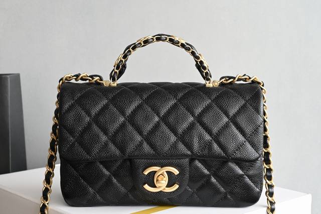 白金版正品级 包装如图 全新到货 荔枝纹双手柄大 专柜售价购入开发 绝对是这季Yyds的一款包 沉寂了好久终于又盼来了荔枝皮的手柄大迷你 手柄是经典双C五金皮穿