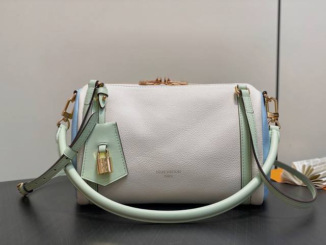 顶级原单 M26905米白色 M26039全皮枕头包 当季新款 Express 小号手袋 本款 Express 小号手袋堪称都市臻品，其设计灵感源自品牌经典 K