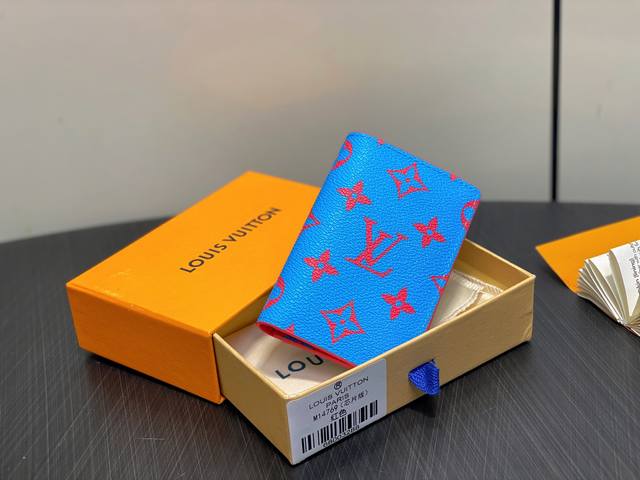 顶级原单 M14769红色 卡包钱夹钱包 当季新款 口袋钱夹 本款口袋钱夹以 Monogram Glow 涂层帆布塑造紧凑构型，为明丽 Monogram 图案融