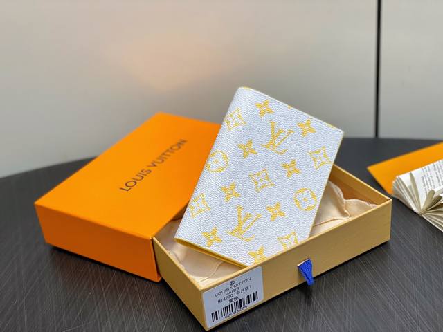 顶级原单 M14770黄色 护照夹护照套 本款护照套为 Monogram Macassar 帆布勾勒明亮皮革饰边，织物内衬延续相同色调。实用设计配有贴袋和多重卡