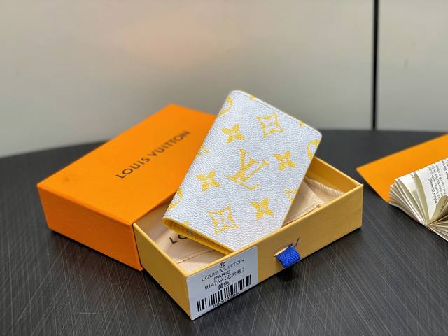 顶级原单 M14769黄色 卡包钱夹钱包 当季新款 口袋钱夹 本款口袋钱夹以 Monogram Glow 涂层帆布塑造紧凑构型,为明丽 Monogram 图案融 顶级原单 M14769黄色 卡包钱夹钱包 当季新款 口袋钱夹 本款口袋钱夹以 Monogram Glow 涂层帆布塑造紧凑构型,为明丽 Monogram 图案融